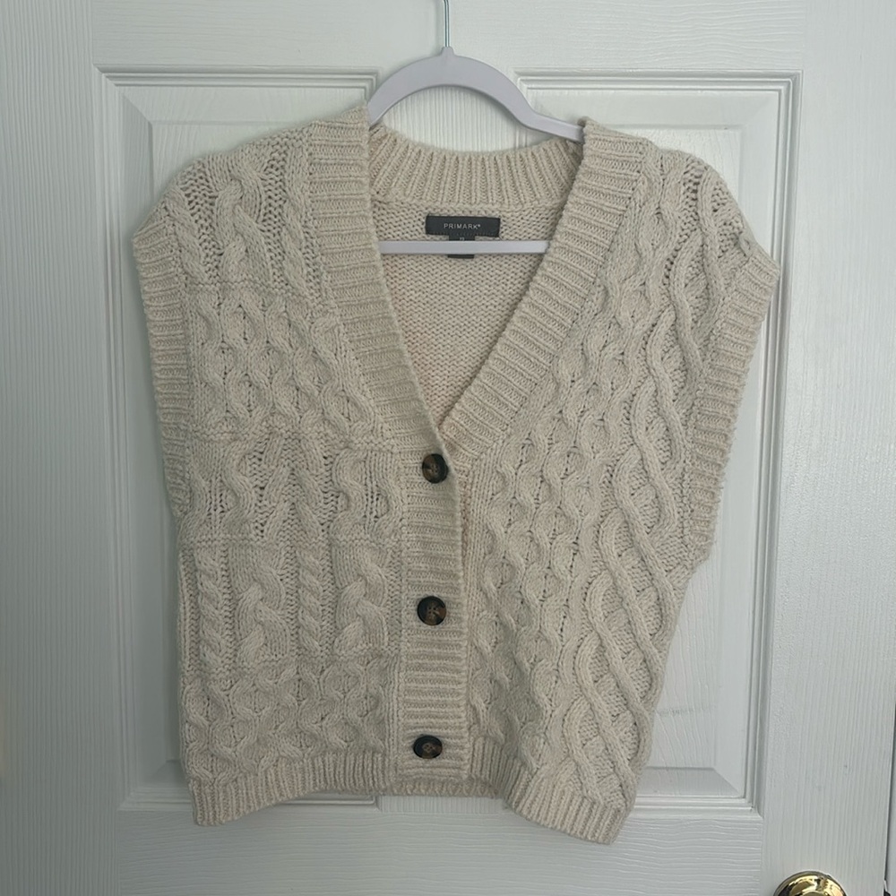 NEW Cream knit sleeveless cardigan vest 🤍
